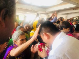 વૃદ્ધ મહિલાના આશીર્વાદ લેતા પરેશ ધાનાણી