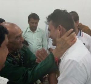 કરશનદાસબાપુ ના આશીર્વાદ મેળવતા પરેશ ધાનાણી