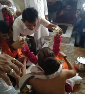 મહંત શ્રી દિલીપદાસજીના આશીર્વાદ પ્રાપ્ત કરતા પરેશ ધાનાણી